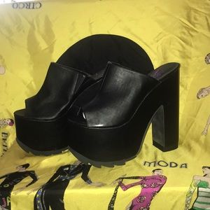 YRU “Dream” Platform Sandals unworn